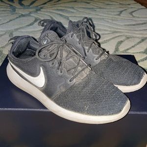 Nike worn black sneakers. Size 7.5.